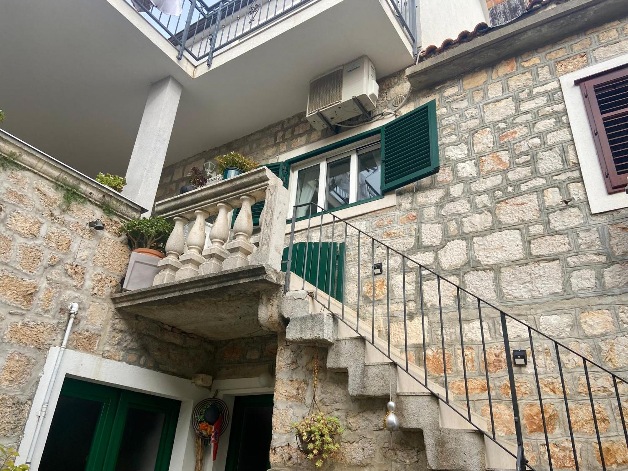 Apartment Simon - Old Stone Charm, Central Bol Life ภายนอก รูปภาพ
